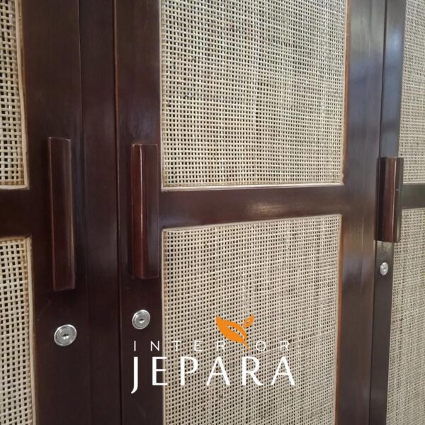 Lemari Pakaian Kombinasi Rotan dan Kayu Jati