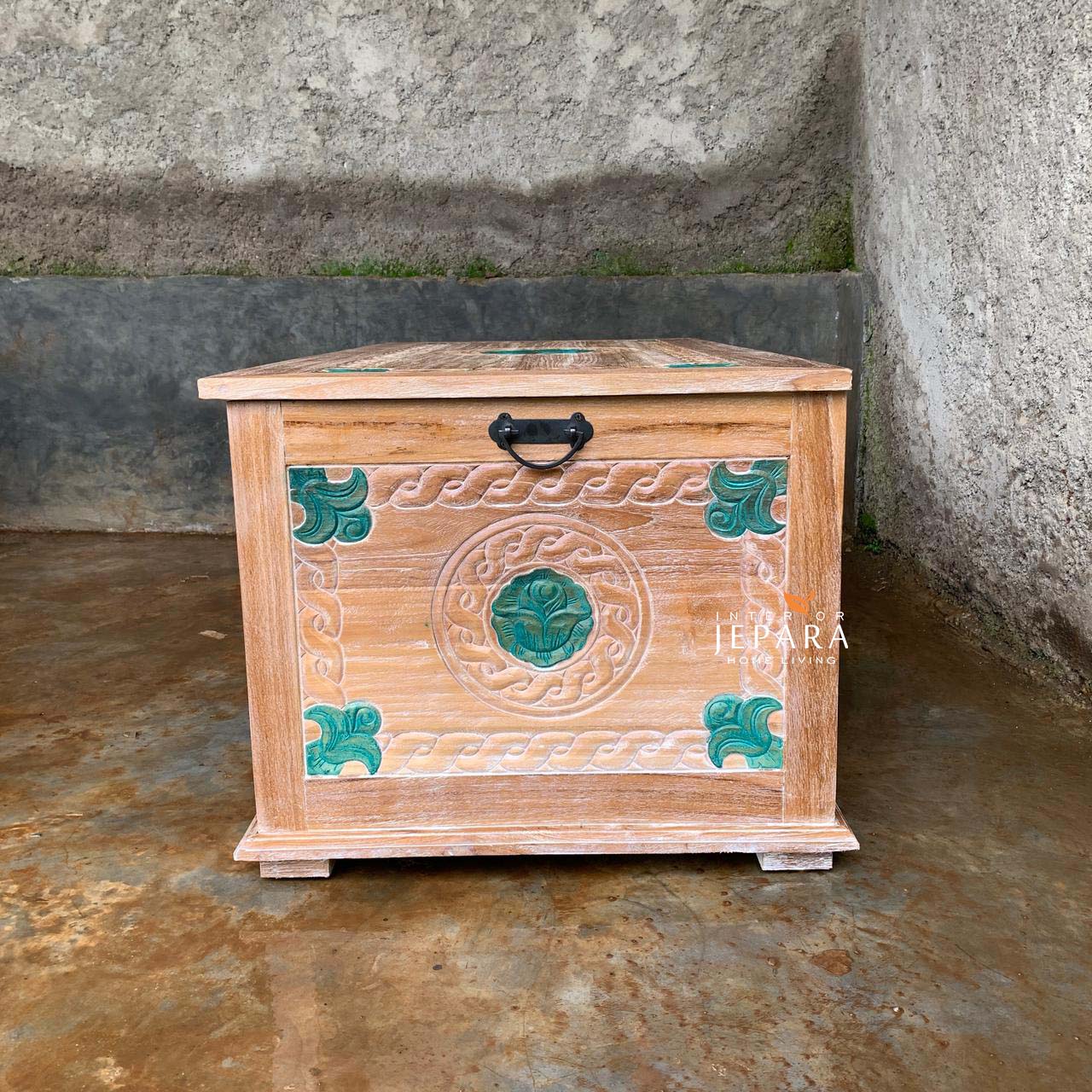 Peti Kayu Ukir Vintage – Rustic Handcrafted Storage Chest