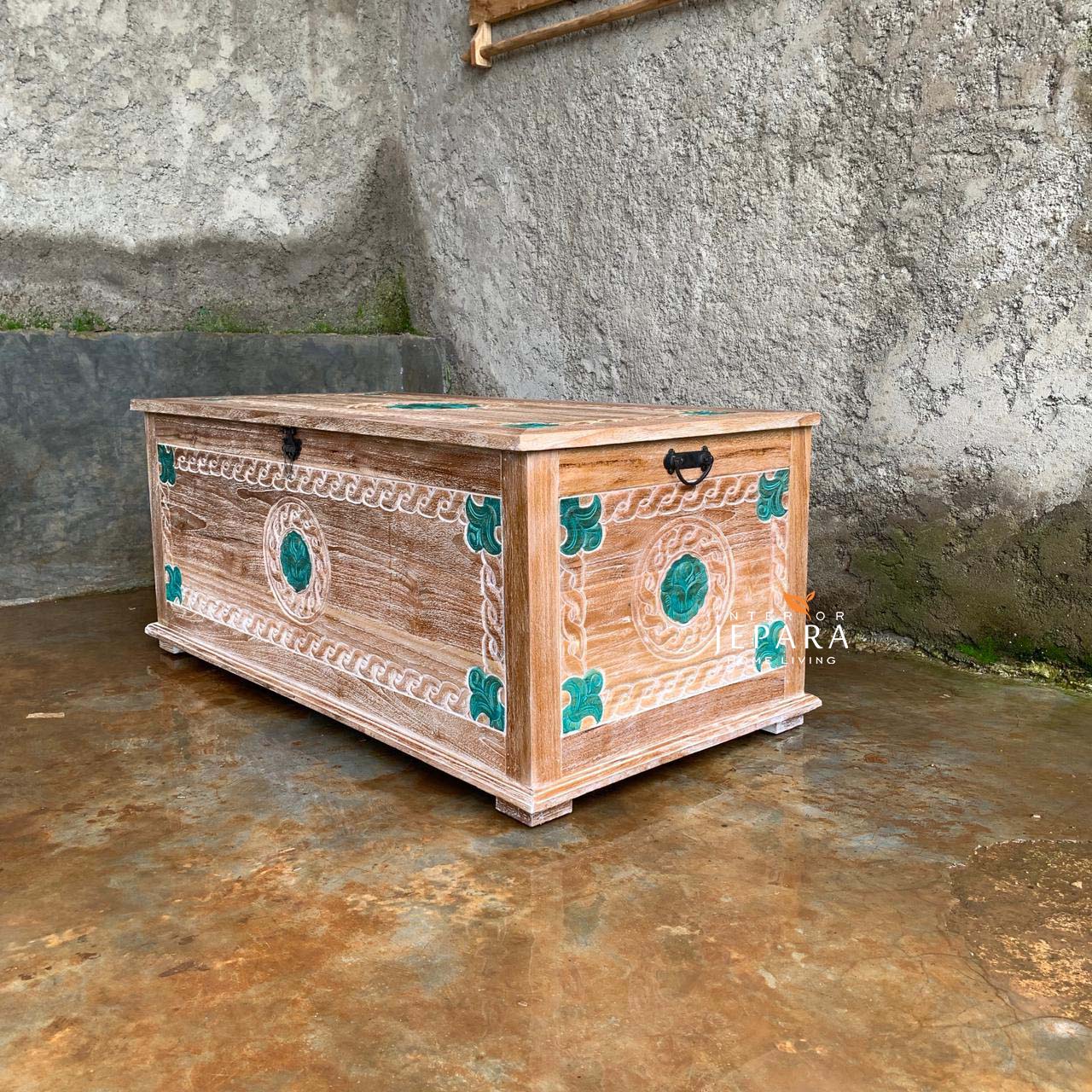 Peti Kayu Ukir Vintage – Rustic Handcrafted Storage Chest