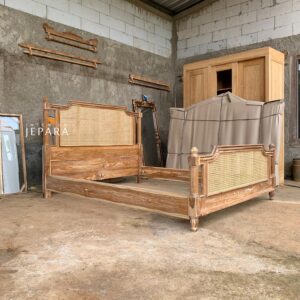 Tempat Tidur Klasik Jepara dengan Sentuhan Anyaman Elegan