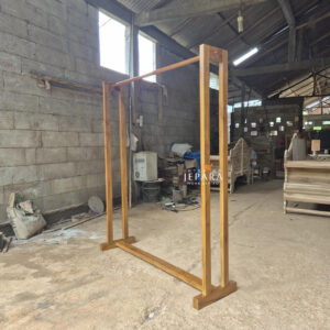 Gawangan Kain Minimalis – Gantungan Kain Batik Kayu Jati