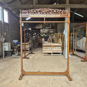 Gawangan Gantungan Batik Ukiran Bunga – Gantungan Toko Kain Batik Kayu Jati