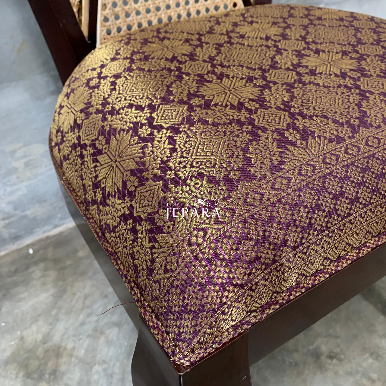 Kursi Makan Ukiran Motif Etnik Riau Bahan Kayu Jati