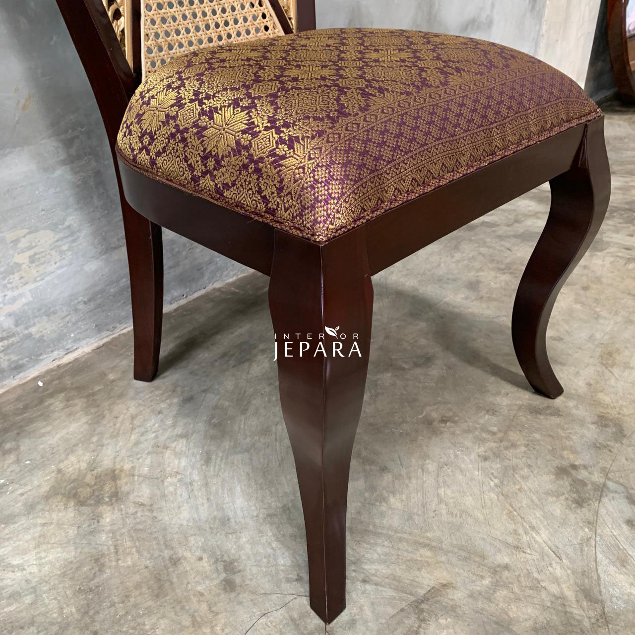 Kursi Makan Ukiran Motif Etnik Riau Bahan Kayu Jati