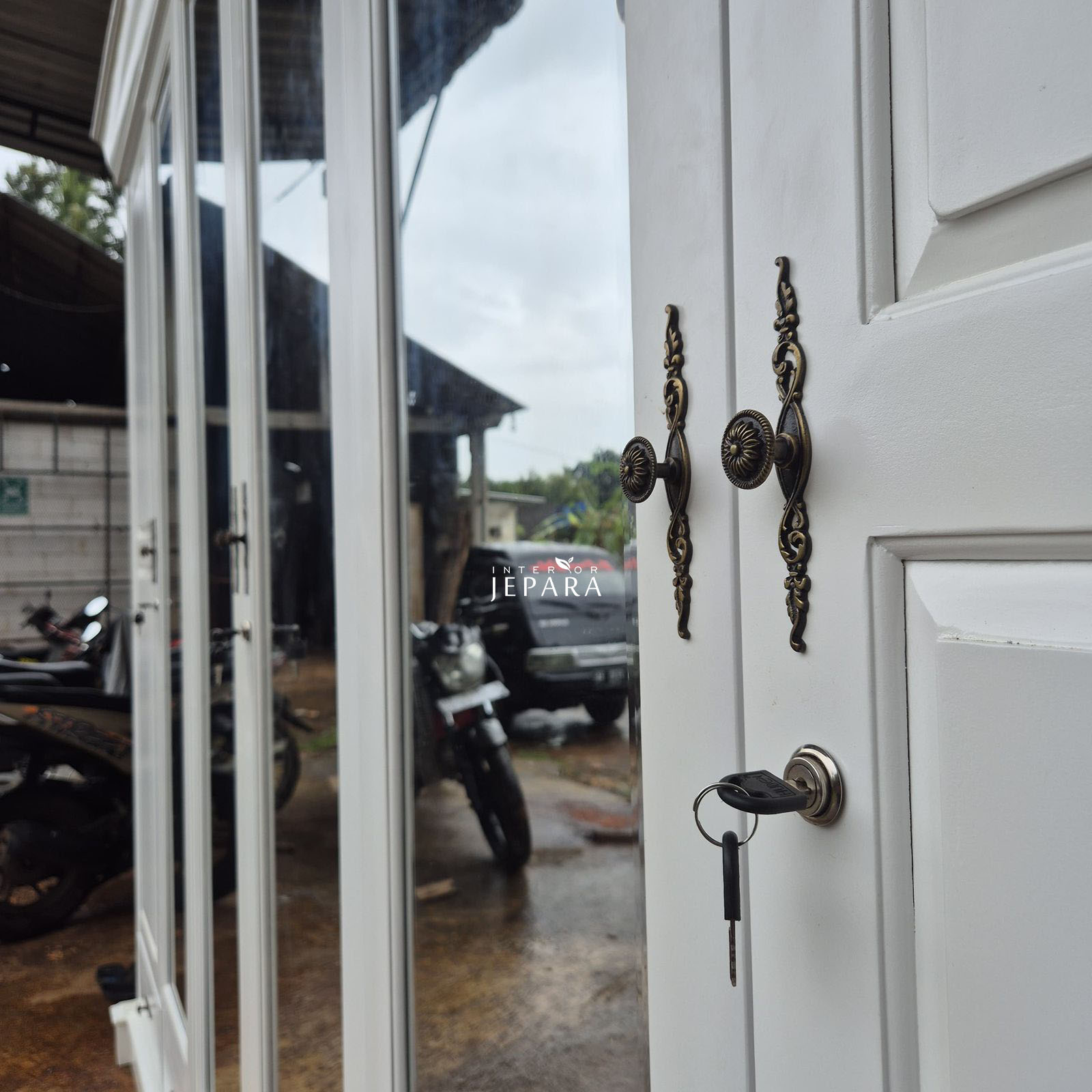 Lemari Pakaian Minimalis Elegan 6 Pintu Cermin Putih Klasik