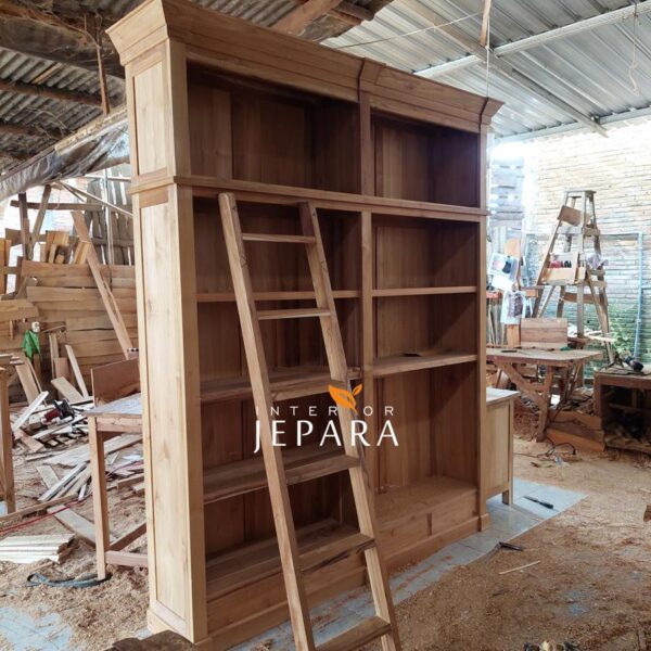 Lemari Buku Kayu Jati Model Perpustakaan Klasik